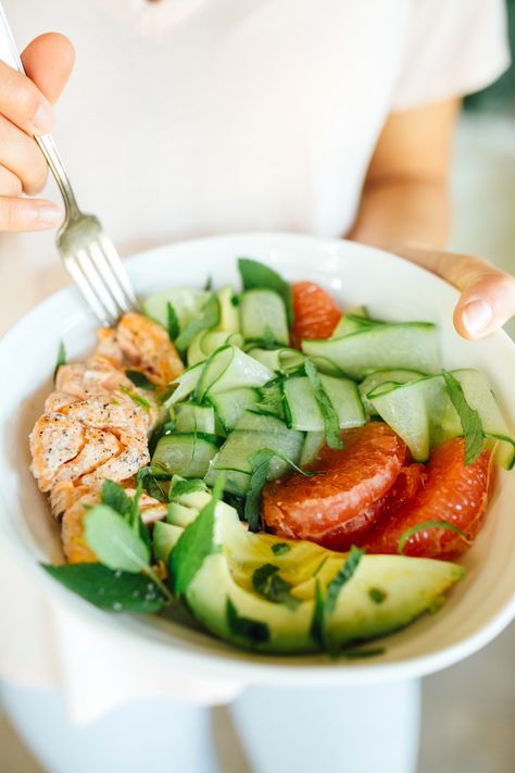 A salmon, cucumber and grapefruit detox salad that's healthy and easy to make. Salmon Cucumber, Grapefruit Salad, Healthy Detox Cleanse, Sugar Detox Diet, Detox Kur, Cucumber Diet, Spa Menu, Detox Diet Plan, Detox Salad