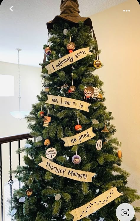 Christmas Harry Potter Decoration, Gold Ribbon Christmas Tree, Harry Potter Christmas Tree Ideas, Harry Potter Theme Christmas, Harry Potter Inspired Christmas, Harry Potter Weihnachten, Harry Potter Xmas, Harry Potter Tree, Harry Potter Christmas Ornaments