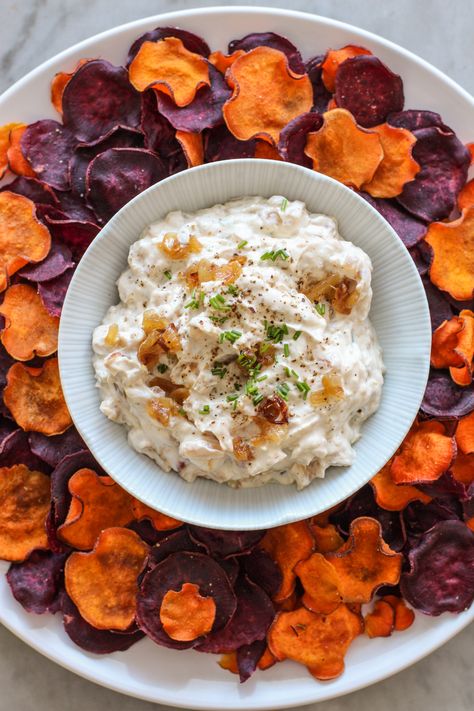 healthy caramelized onion dip with crispy baked sweet potato chips Sweet Potato Dip, Best Potato Chips, Dip For Potato Chips, Potato Dip, Sweet Potato Chips Baked, Tomato Gazpacho, Onion Dip Recipe, Caramelized Onion Dip, Orange Sweet Potatoes