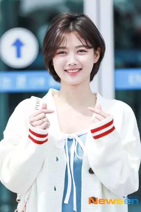 Tomboy Haircut Round Face, Short Hair For Chubby Faces, Pixie Cut Round Face, Tomboy Haircut, Kim Yoojung, Chubby Face Haircuts, Short Hair Cuts For Round Faces, Pixie Haircut For Round Faces, Short Hair Tomboy