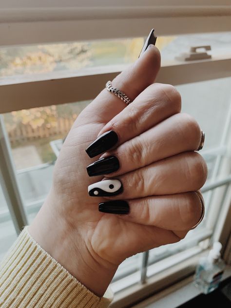 Coffin Ying Yang Nails, Black And White Ying Yang Nails, Black Ying Yang Nails, Ting Yang Nails, Ying And Yang Nails, Ying Yang Nail Art, Yin Yang Nail Art, Yin And Yang Nails, Ying Yang Nails