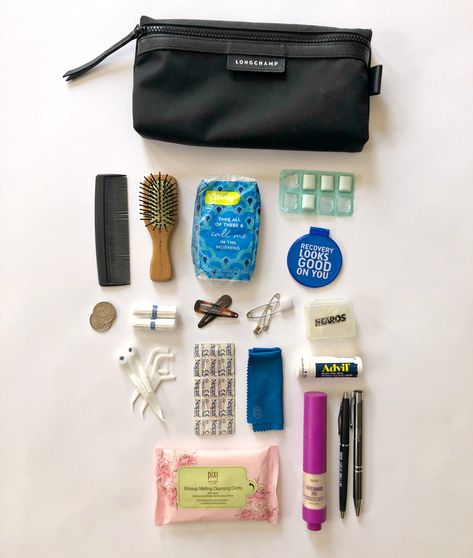 What I pack in my carry-on bag for every flight Whats In My Carry On Bag, What In My Bag Travel, Travel Accesories, Everyday Bag Essentials, Everyday Carry Bag, Flight Bag, What's In My Bag, Minimalist Makeup, Inside My Bag