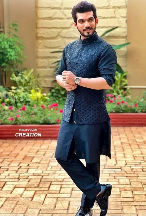 Wedding Outfit For Men, Men Wedding Outfit, India Fashion Men, Indian Wedding Suits Men, Wedding Outfit Ideas, Indian Wedding Clothes For Men, Sherwani For Men Wedding, Wedding Kurta For Men, Groom Dress Men