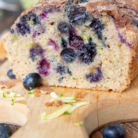 Moist and Easy Blueberry Zucchini Bread Recipe - MamaGourmand Blueberry Zucchini Muffins, Easy Zucchini Bread Recipes, Blueberry Zucchini Bread, Moist Zucchini Bread, Blueberry Zucchini, Zucchini Recipes Dessert, Easy Zucchini Bread, Zucchini Bread Healthy, Summer Flavors