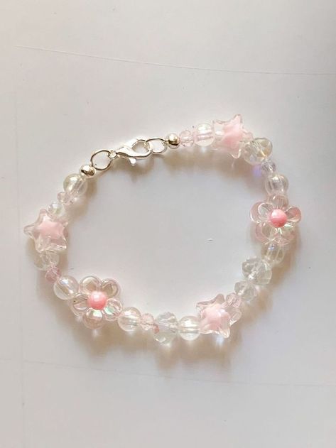 White Pearls Jewelry, Pink Bead Jewelry, Pink Beads Bracelets, Bead Bracelets Aesthetic, Beads Bracelets Aesthetic, Jewerly Diy Ideas, Aesthetic Bead Bracelet, Beaded Bracelets Pink, Pink Beaded Jewelry