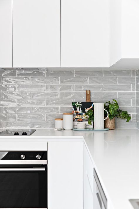 grey textured subway tile Grey Kitchen Tiles, Kitchen Splash Back, Kitchen Splashback Tiles, Grey Subway Tiles, Subway Tile Kitchen, Kitchen Backsplash Designs, Kitchen Splashback, Kitchen Wall Tiles, Grey Kitchens