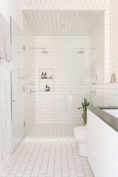 Lorimer Street Townhouse by Elizabeth Roberts Contemporary Townhouse, Bathroom Niche, Minimalist Showers, Modern White Bathroom, Double Shower, Shower Niche, Stylish Bathroom, Bathroom Renos, Shower Design