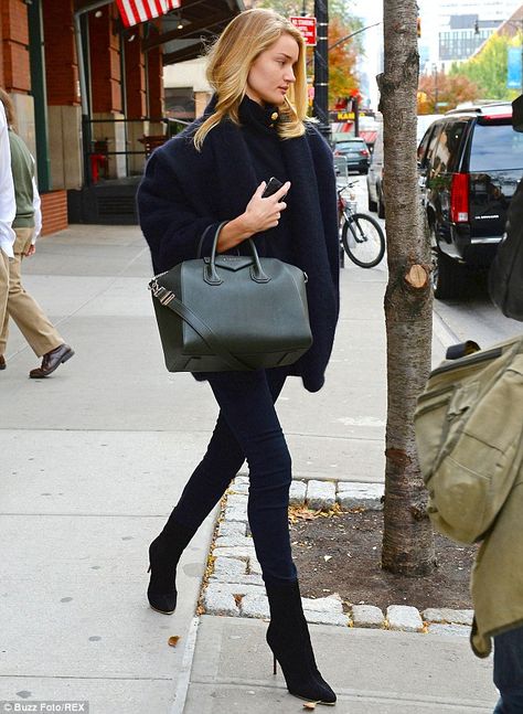 Rosie Huntington-Whiteley.. snug and sophisticated.. Balmain knitwear.. olive green Givenchy tote.. suede.. denim. Balmain Sweater, Rosie Huntington Whiteley Style, Laura Bailey, Mode Tips, Poppy Delevingne, Anja Rubik, Sienna Miller, Mode Casual, Rosie Huntington Whiteley