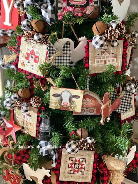 Priscillas: Christmas tree Christmas Tree Fence Diy, Farm Themed Christmas Tree, Farm Theme Christmas Tree, Christmas Tree Farm Theme Decor, Barnyard Christmas Tree, Farm House Theme Tree, Cow Hide Chirstmas Tree, Christmas Tree Fence, Stitching With The Housewives