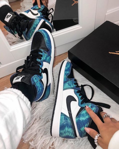 sarah grace on Instagram: “MY NEW BABIES 🦋👅 // @nike @jumpman23 Ones High ‘Tie Dye’ Sneakers” Jordan 1 Tie Dye, Nike Casual Shoes, Nike Air Force 1 Outfit, Jordan 1 Outfit Women, Nike Sneakers Outfit, Jordan Outfit, Custom Sneakers Diy, Nike Fashion Shoes, Sneakers Street Style