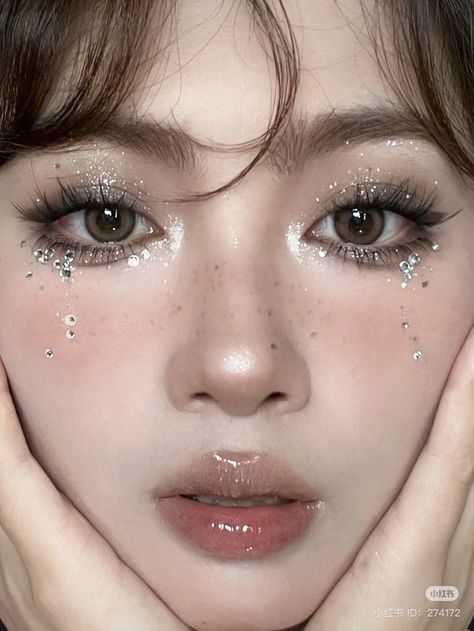 Makeup Looks Gemstones, Chinese Smokey Eye Makeup, Soft Smokey Makeup, Smokey Douyin Makeup, Douyin Smokey Makeup, Douyin Smokey Eye, Douyin Glitter Makeup, Makeup With Gemstones, Soft Glitter Makeup