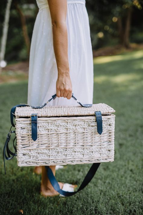 White Picnic Basket, Summer Picnic Ideas, Easy Summer Recipes, Basket Girl, White Picnic, Outdoor Plates, Basket Picnic, Picnic Day, Easy Summer Dinners