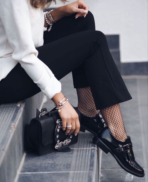 Business Casual Winter Shoes, Socks And Shoes Outfit, Shoes With Socks, Slipper Outfit, Slippers Outfit, Elegantes Outfit Damen, Business Shoes, Looks Street Style, Looks Black