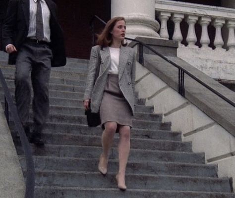 Beautiful Gillian Anderson shows off her legs in a classy ladysuit and high heels as Dr. Dana Scully on "The X-Files" Mini Skirts With Tights, David And Gillian, Conservative Dresses, Celtic Music, Dana Scully, College Fits, Grey Suit, Outfit 90s, Deep Winter