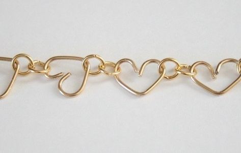 Jewelry Wire Heart Chain DIY ⋆ Dream a Little Bigger Diy Wire Chain, Wire Bracelet Tutorial, Chain Tutorial, Silver Wire Jewelry, Diy Wire Jewelry Rings, Heart Bangle Bracelet, Wire Jewelry Rings, Diy Jewelry Rings, Mom Bracelet