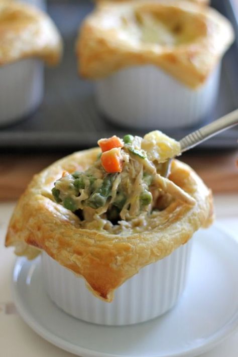 Individual Chicken Pot Pies - Damn Delicious Ramekin Recipes, Carrots Chicken, Ramekin Recipe, Individual Chicken Pot Pies, Pastry Puff, Chicken Pot Pies, Ramekin Dishes, Pot Pies, Single Serving