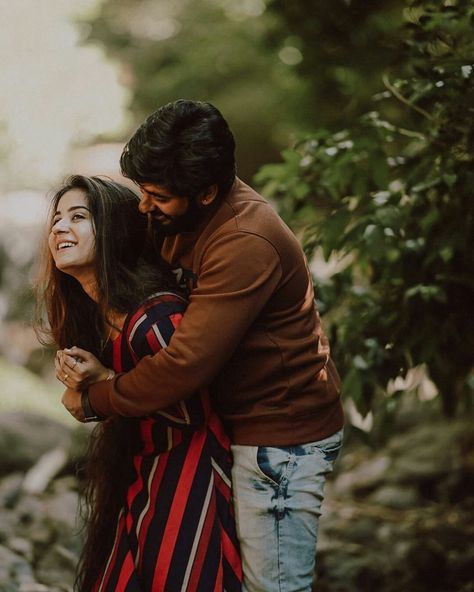 Best Couple Pictures, Beauty And The Beast Movie, Pre Wedding Photoshoot Outfit, Romantic Couple Poses, Love Cartoon Couple, Romantic Couple Images, Wedding Photoshoot Props, Couple Poses Photography, Indian Wedding Couple Photography