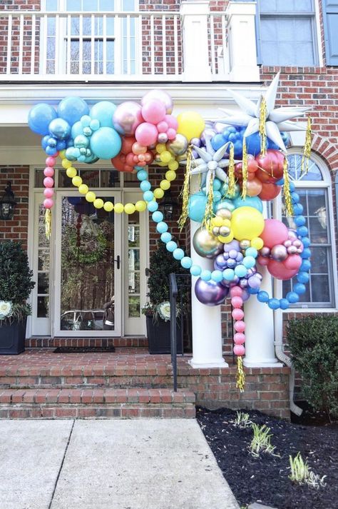 Balloon Garland Outside House, Huge Balloon Garland, Balloons Around Doorway, Front Door Balloon Arch, Balloon Entrance Arch, Balloons On Fence, Linking Balloons Garland, Patio Balloon Decor, Front Door Balloon Garland