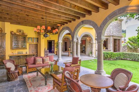 Mexican Villa House, Outside Living Area, Mexico House Ideas, Mexican Style Homes, Mexican Villa, Hacienda Homes, Houses In Mexico, Spanish Hacienda, Mexican Hacienda