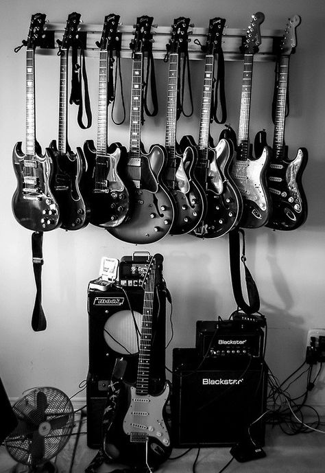 Wow Photo, Black And White Photo Wall, Guitar Obsession, Black And White Picture Wall, Cool Electric Guitars, Easy Guitar, Guitar Tips, Photos Tumblr, Mötley Crüe