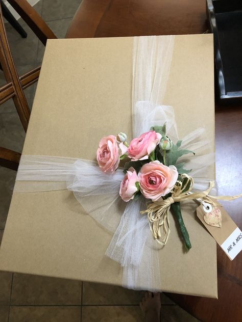 Gift Packing Ideas With Flowers, Gift Wrap With Flowers, Wedding Gift Wrapping Ideas Elegant, Elegant Gift Wrapping Wedding, Bridal Shower Wrapping Ideas, Scarf Gift Box Ideas, Wedding Gift Wrapping Ideas Creative, Wedding Shower Gift Wrapping Ideas, Wedding Present Wrapping