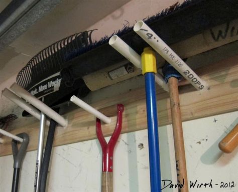 diy shovel holder garage shovel holder diy Porsche Decor, Garage Solutions, Garden Tool Rack, Garage Organisation, Garage Floor Paint, Storage Shed Organization, Garage Cabinet, Garden Tool Organization, Shed Organization