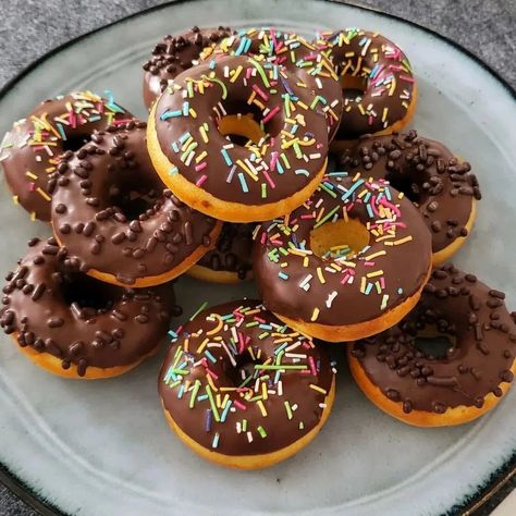 Kids Party Desserts, Donuts Aesthetic, Chocolate Glaze Recipes, Bakery Cupcakes, Chocolate Doughnuts, Cookies Homemade, Cake Delicious, Types Of Desserts, Dessert Tea