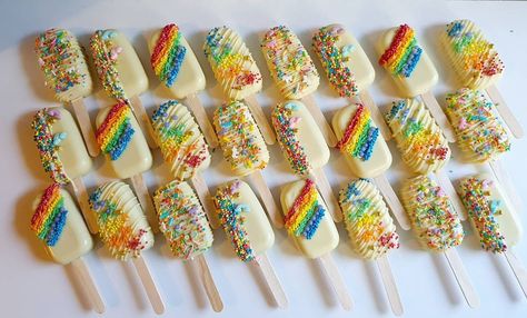 Jennifer Eylward on Instagram: “Rainbow cakesicles 🌈🌈🌈 Vanilla cake covered with Belgian white chocolate #rainbowcakesicles #rainbowcakepops” Rainbow 50th Birthday Cake, Rainbow Cakesicles, Rainbow Cake With Lollipops, Rainbow Chip Cake Pops, White Cake With Rainbow Sprinkles, White Cake Rainbow Sprinkles, Rainbow Cake Pops, Cake Cover, Rainbow Heart