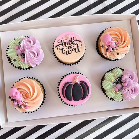 Halloween Cupcake Box Ideas, Pastel Halloween Cupcakes, Pink Halloween Cupcakes, Halloween Plaques, Halloween Mini Cupcakes, Cupcake Styles, Halloween Cupcakes Ideas, Cute Halloween Cupcakes, Halloween Cafe