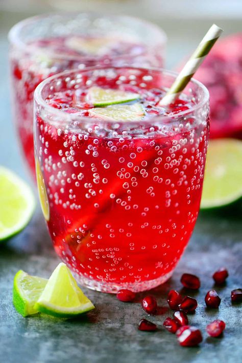 Sparkling Pomegranate Punch is a pretty, family-friendly drink perfect for holiday celebrations and parties from Thanksgiving to Christmas! Holiday Punch Recipe, Cranberry Punch, Christmas Drinks Alcohol, Gunny Sack, Lime Punch, Thanksgiving Desserts Easy, Holiday Punch, Soda Recipe, Punch Recipe