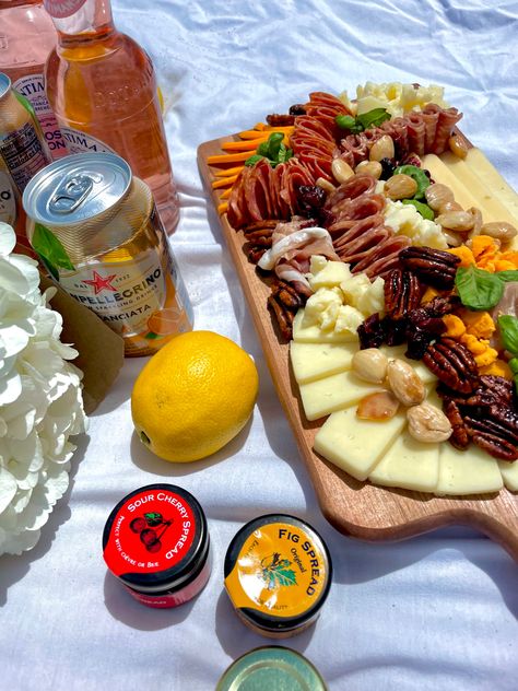 A charcuterie board with flowers on a white sheet on the beach Charcuterie Board Beach, Beach Charcuterie Board, Vintage Picnic, Perfect Picnic, Picnic Food, Beach Picnic, Charcuterie Board, Cheese Board, Camembert Cheese