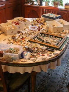 How To Make A Jewelry Tree, Pictures Made From Vintage Jewelry, Things Made With Old Jewelry, Vintage Jewelry Crafts Ideas, How To Make Jewelry Art, Costume Jewelry Crafts Projects, Things To Make With Old Jewelry, Old Jewelry Crafts Ideas, Costume Jewelry Christmas Tree