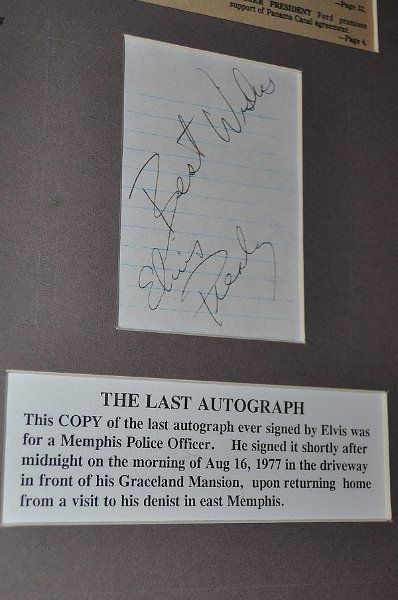 The last autograph signed by Elvis Presley for a Memphis Police Officer Elvis Quotes, Graceland Mansion, Photoshopped Pictures, Elvis Memorabilia, Elvis Presley Images, King Of Music, Elvis Presley Photos, The Mansion, Priscilla Presley