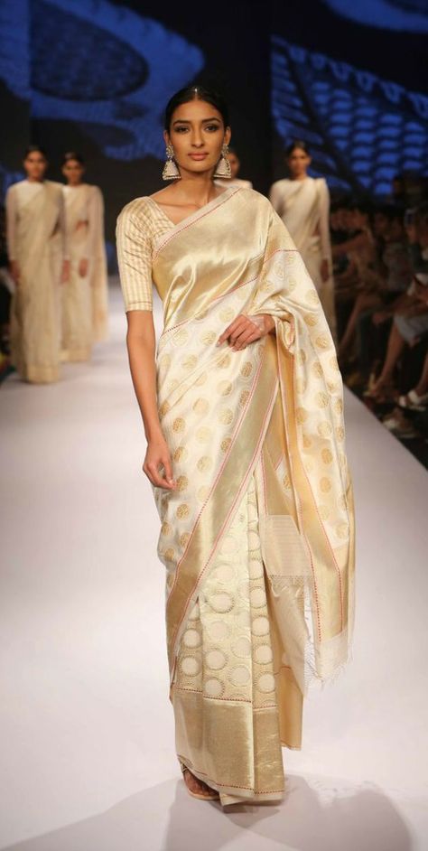 A Stunning White And Gold Saree With Zari Detailing And Weaves Ivory Gold Saree, White Golden Saree Look, White Sari Look, White Banarsi Saree, White Saree With Golden Border, Ivory Silk Saree, Convocation Saree, Off White Silk Saree, White And Gold Saree