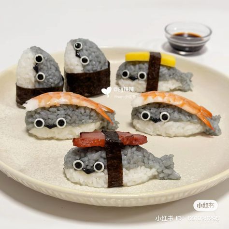 Satisfying Pics, Animal Shaped Foods, Famous Cartoon Characters, Kotak Bento, Sushi Fish, Halloween Breakfast, Food Sushi, Nori Seaweed, Kawaii Cooking