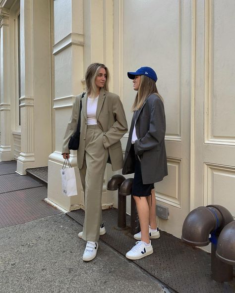 Lesbian Formal Outfits, Veja Women, Prep Fashion, Office Outfits Women Casual, Hot Couture, Smart Casual Women Outfits, Baseball Cap Outfit, Money Clothes, Woman In Suit