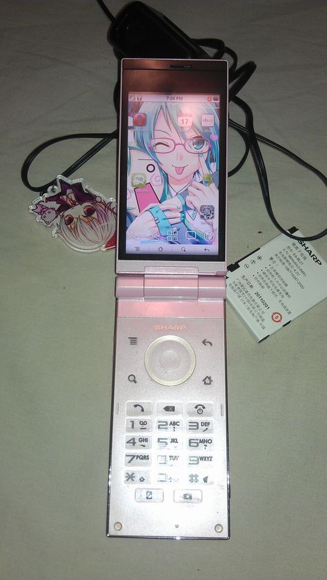 Flip Phone Aesthetic, Retro Gadgets, Retro Phone, Haikou, Flip Phone, Mia 3, Flip Phones, Old Phone, Game Boy Advance Sp