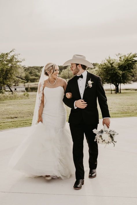 Mens Farmhouse Wedding Attire, Men Cowboy Wedding Outfit, Black Western Suit Men, Western Wedding Groom Suit, Groomens Attire Western, Groom Suit With Hat, Suit And Boots Men Wedding, Men Suit With Cowboy Boots, Groom Suit With Cowboy Hat