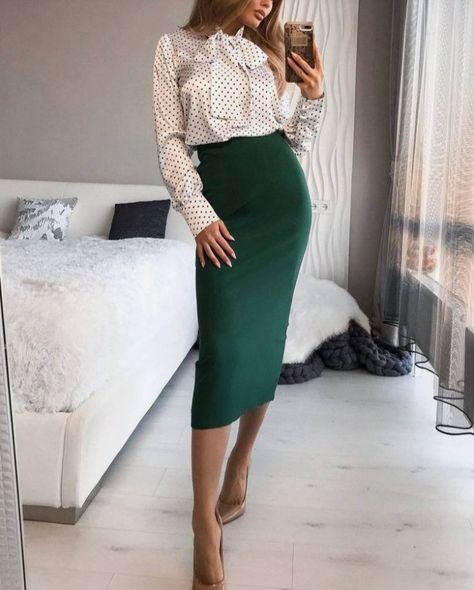 Green Pencil Skirt Outfit, Office Sweater Outfit, Womens Business Attire, High Waist Pencil Skirt, Green Pencil Skirts, Skirt Outfits Fall, Pencil Skirt Outfits, Spring Work Outfits, Professional Outfits Women