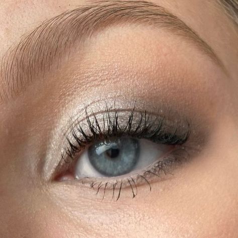 Makeup For Grey Dress, Sliver Makeup, Prom Makeup Silver, Silver Eyeshadow Looks, Gray Eyeliner, Silver Smokey Eye, Grey Smokey Eye, Grey Eye Makeup, Silver Eye Makeup