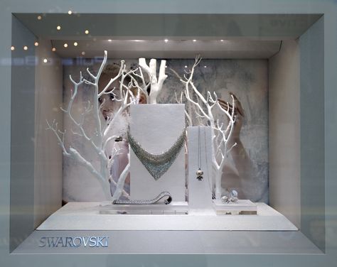 Visual Merchandising Ideas, Luxury Window Display, Bridal Shop Decor, Jewelry Shop Display, Jewelry Store Displays, Merchandising Ideas, Swarovski Christmas, Racing Fashion, Cloud Phone