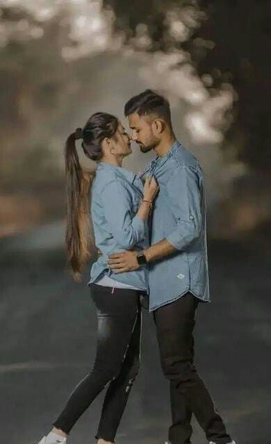 Copul Photoshoot Ideas, Couple Poses In Jeans Top, Outdoor Copul Shoot, Free Wedding Shoot Photos, Couple Tshirts Photoshoot, Copul Pic Romantic, Copul Photoshoot, Copul Poses, Lv Photoshoot