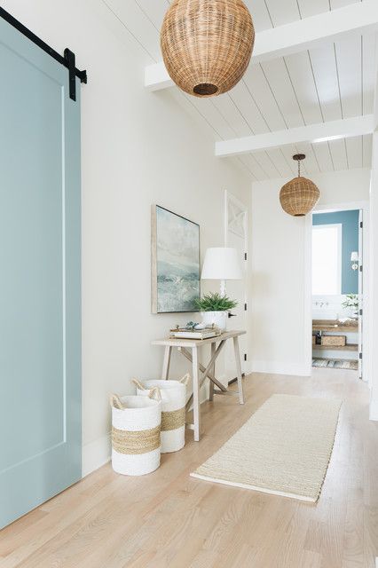 Beach Home Interiors, Beautiful Beach Houses, Coastal Entryway, Hallway Design, Tropical Home Decor, Mediterranean Decor, Beach House Interior, Style Deco, Modern Coastal