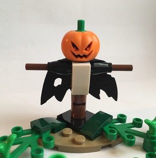 Lego Harry Potter: Pumpkin Scarecrow | Hagrid’s Scarecrow wh… | Flickr Lego Scarecrow, Lego Night, Lego Vignette, Lego Pumpkin, Halloween Lego, Lego Hobby, Harry Potter Pumpkin, Lego Halloween, Pumpkin Scarecrow