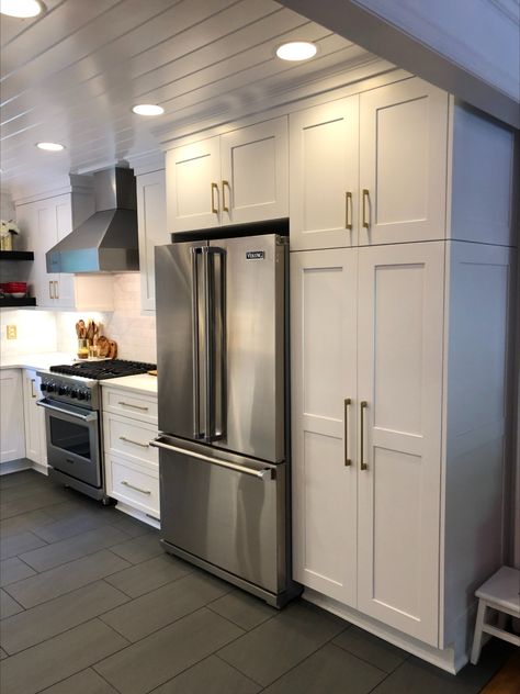 Clean white kitchen with stainless appliances and brass fixtures Kitchen Remodel Stainless Steel Appliances, White Kitchen With Silver Appliances, Stainless Steel Appliances Gold Hardware, Clean White Kitchen, White Cupboards, Stainless Kitchen, Black Appliances, Gold Kitchen, Brass Fixtures