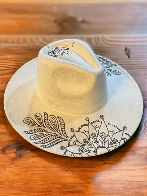 Custom hand burned wide brim fedora. Material is faux suede. Hats are one size fits all and have an adjustable crown which can be tightened or loosened as needing for sizing.  Color options are cream, khaki, khaki brown, olive green and taupe. Burnt Hats, Cowgirl Things, Burned Hats, Cowboy Hat Design, Diy Hats, Hat Burning, Custom Cowboy Hats, Hat Bar, Custom Made Hats