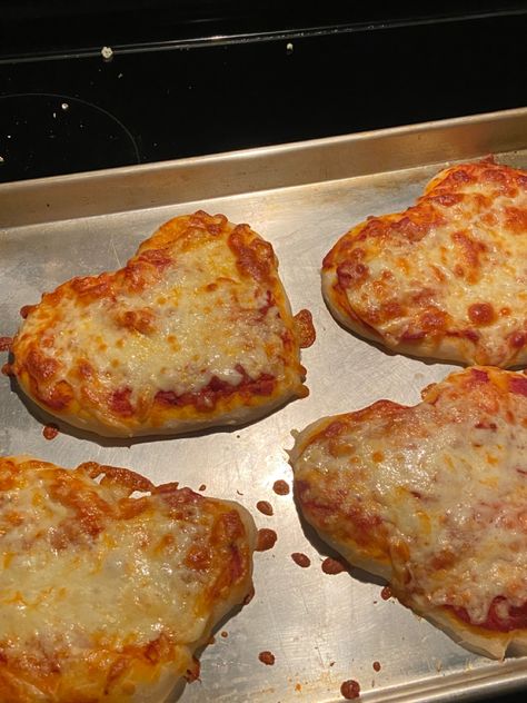 galentines dinner ideas Galentines Pizza Night, Heart Shaped Pasta Aesthetic, Heart Mini Pizza, Homemade Heart Shaped Pizza, Heart Shaped Pizza Aesthetic, Heart Shaped Pizza, Yummy Comfort Food, Food Videos Cooking, Cake Designs Birthday