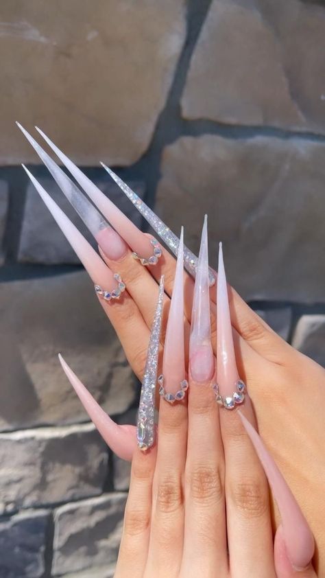 Acrylic Nails Stiletto, Long Red Nails, Stilleto Nails Designs, Long Stiletto Nails, Pointy Nails, Long Acrylic Nail Designs, Diy Acrylic Nails, Colorful Nails, Stiletto Nails Designs