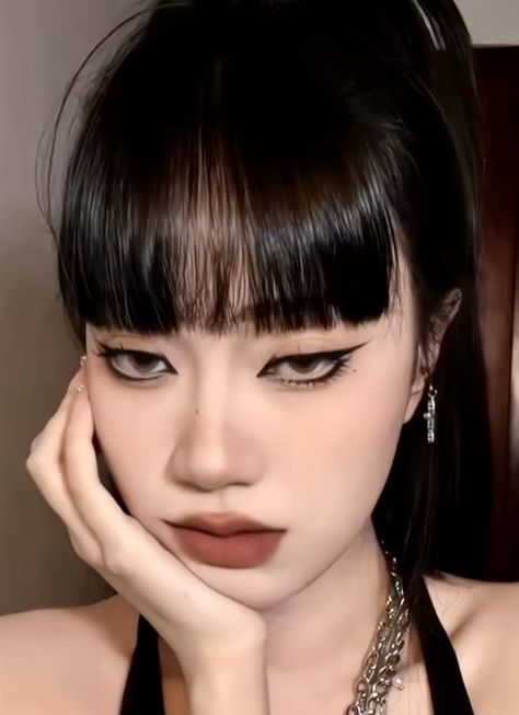 Goth Japanese Makeup, Chinese Goth Makeup, Dark Feminine Douyin Makeup, Ulzzang Makeup Dark, Dark Ulzzang Makeup, Masculine Makeup Woman, Traditional Japanese Makeup, Asian Goth Makeup, Japanese Goth