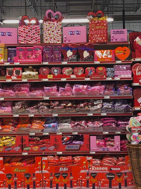 Valentines Day Nostalgia, Valentines Candy Aesthetic, Valentines Day Aesthetic Gifts, Valentines Presents For Boyfriend, Vday Aesthetic, Day Wallpaper Aesthetic, Wallpaper Valentines Day, Valentine Aesthetic, Valentine's Day Wallpaper